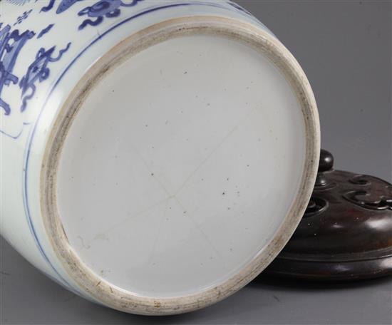 A Chinese blue and white jar, 18th century, total height 24.5cm, star crack to base